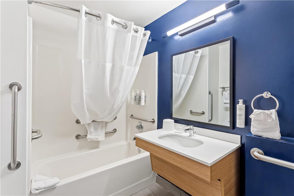 SPARK BY HILTON OAK FOREST-guestroom-Guest Room,Bathroom,On-Site.jpg