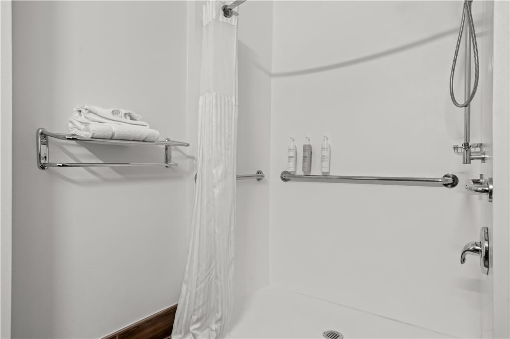 SPARK BLUFFTON HILTON HEAD ISLAND-guestroom-Guest Room,Bathroom,On-Site.jpg