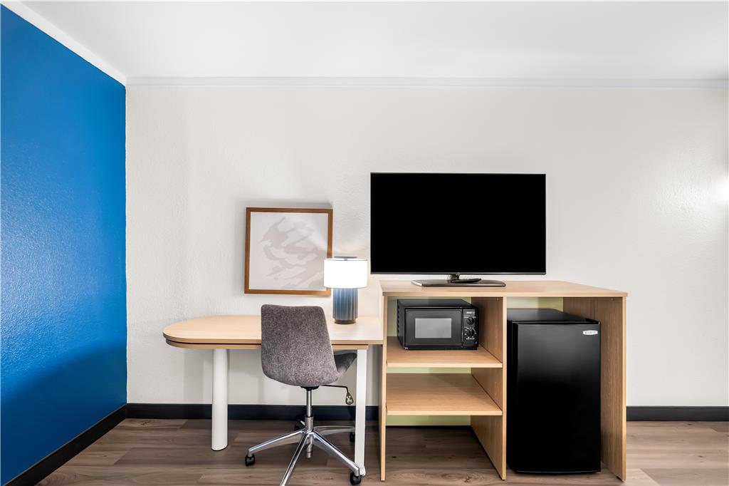 SPARK BYHILTON ROANOKE CIVIC CENTER-guestroom-Guest Room,On-Site.jpg