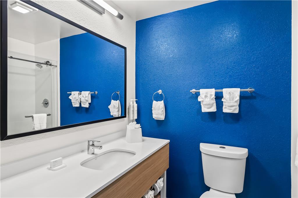SPARK BY HILTON DULUTH-guestroom-Guest Room,Bathroom,On-Site.jpg
