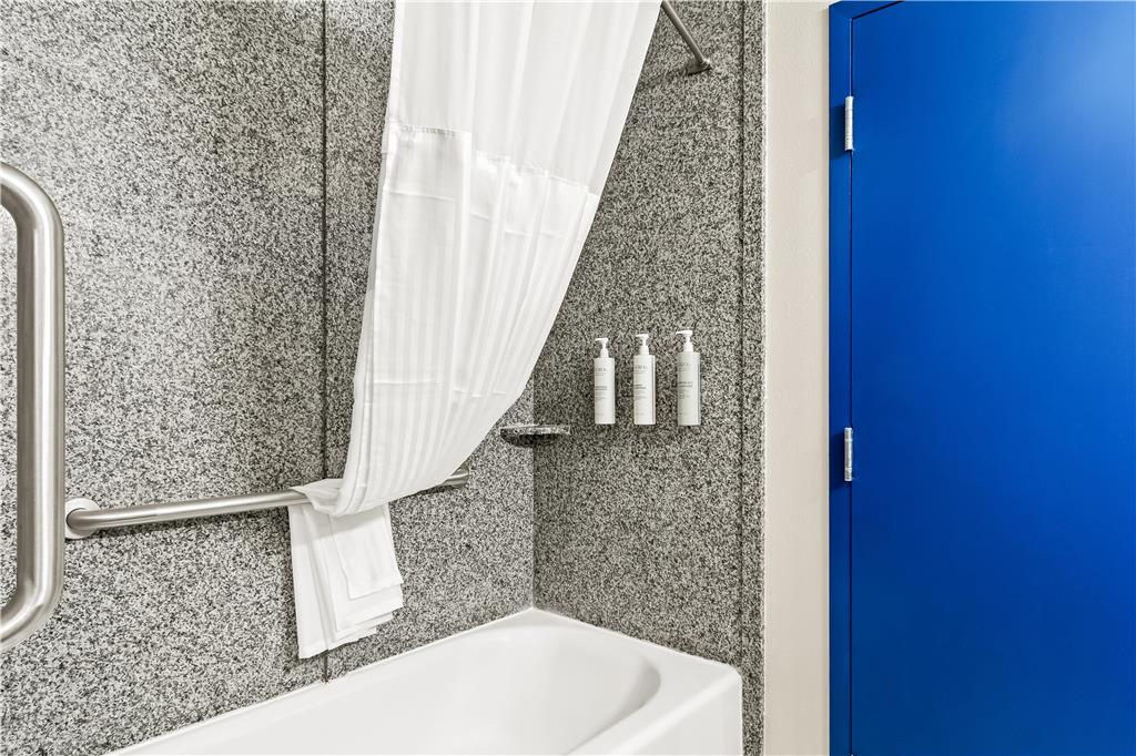 SPARK BY HILTON KINGSLAND-guestroom-Guest Room,Bathroom,On-Site.jpg