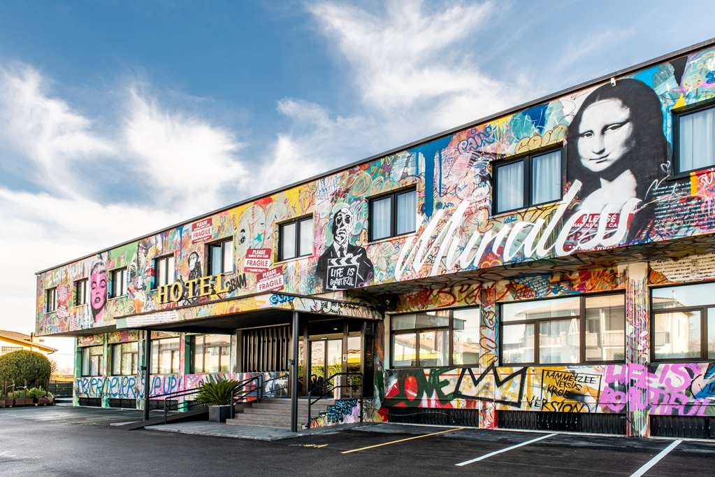 Muraless Art Hotel