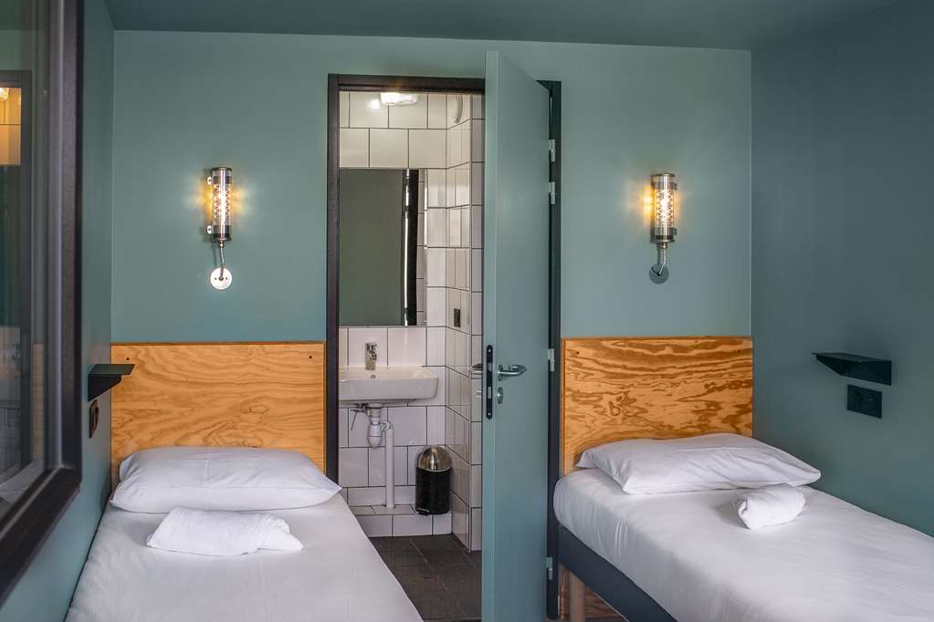 EKLO HOTEL ROISSY-guestroom-Guest Room,On-Site.jpg