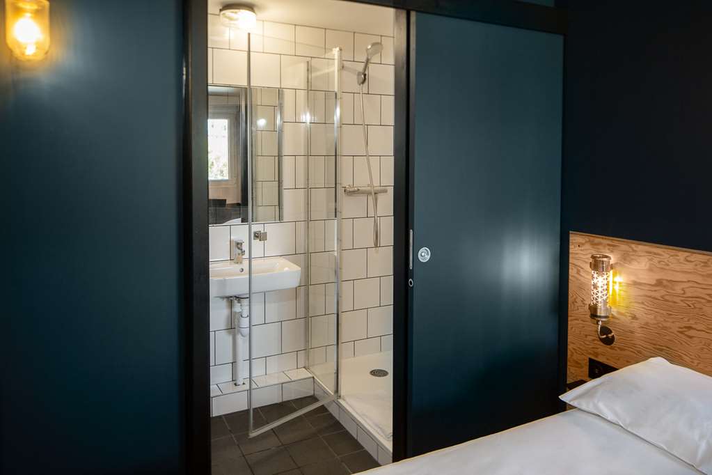 EKLO HOTEL ROISSY-guestroom-Guest Room,Bathroom,On-Site.jpg