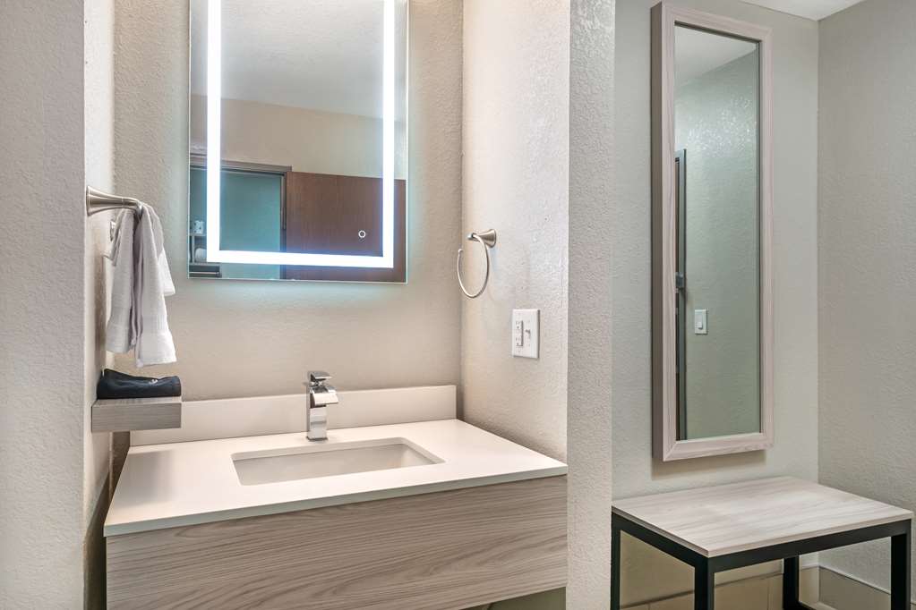 Best Western Park City Wichita North-guestroom-Guest Room,Bathroom,On-Site.jpg