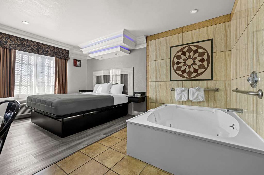 RODEWAY INN-guestroom-Guest Room,Suite,On-Site.jpg