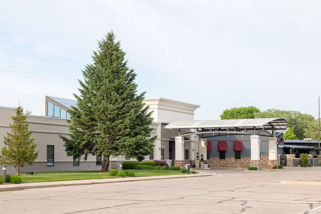 DoubleTree by Hilton Austin, MN - Tap to explore photos