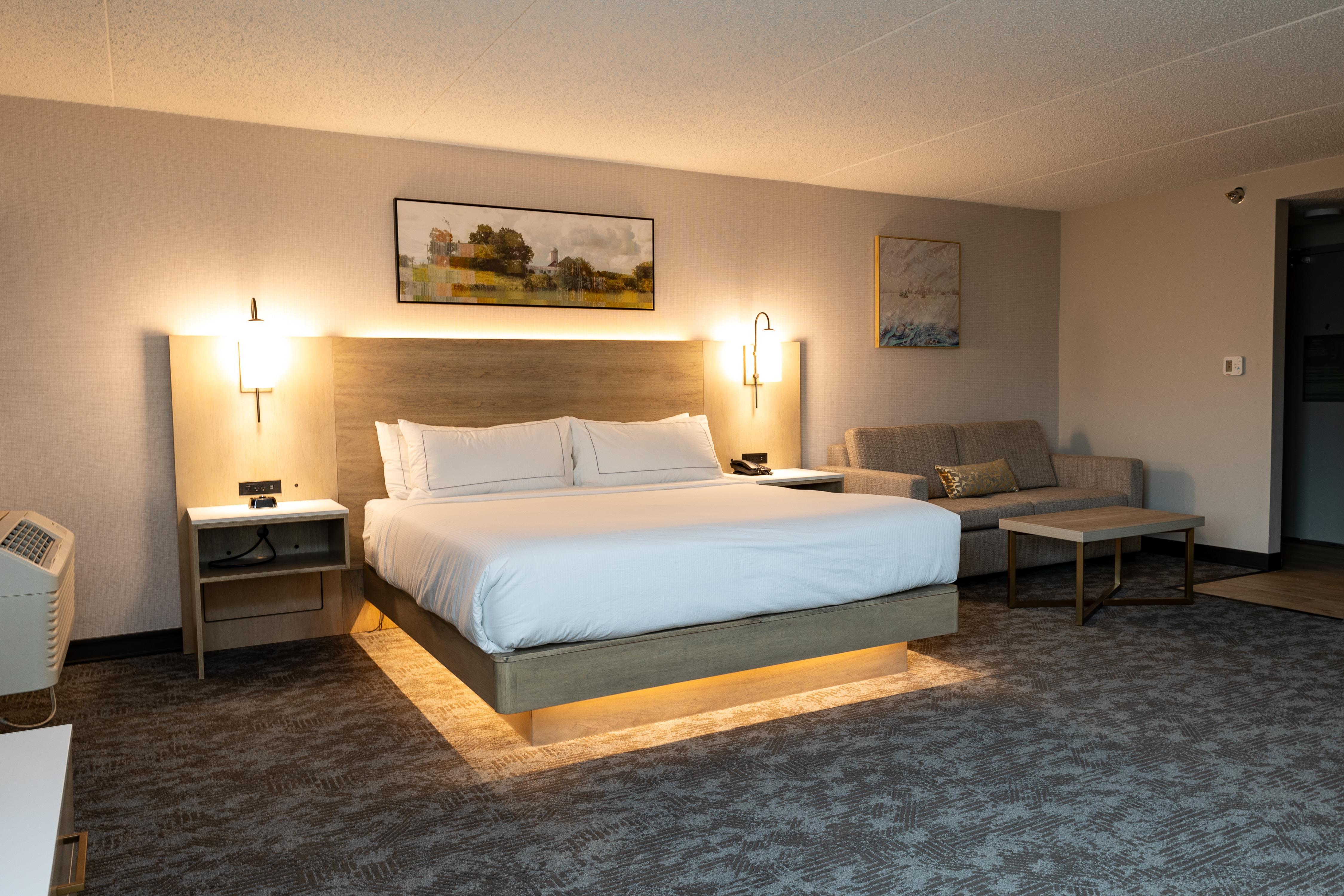 DoubleTree by Hilton Austin, MN Room Type - 1 KING JR SUITE