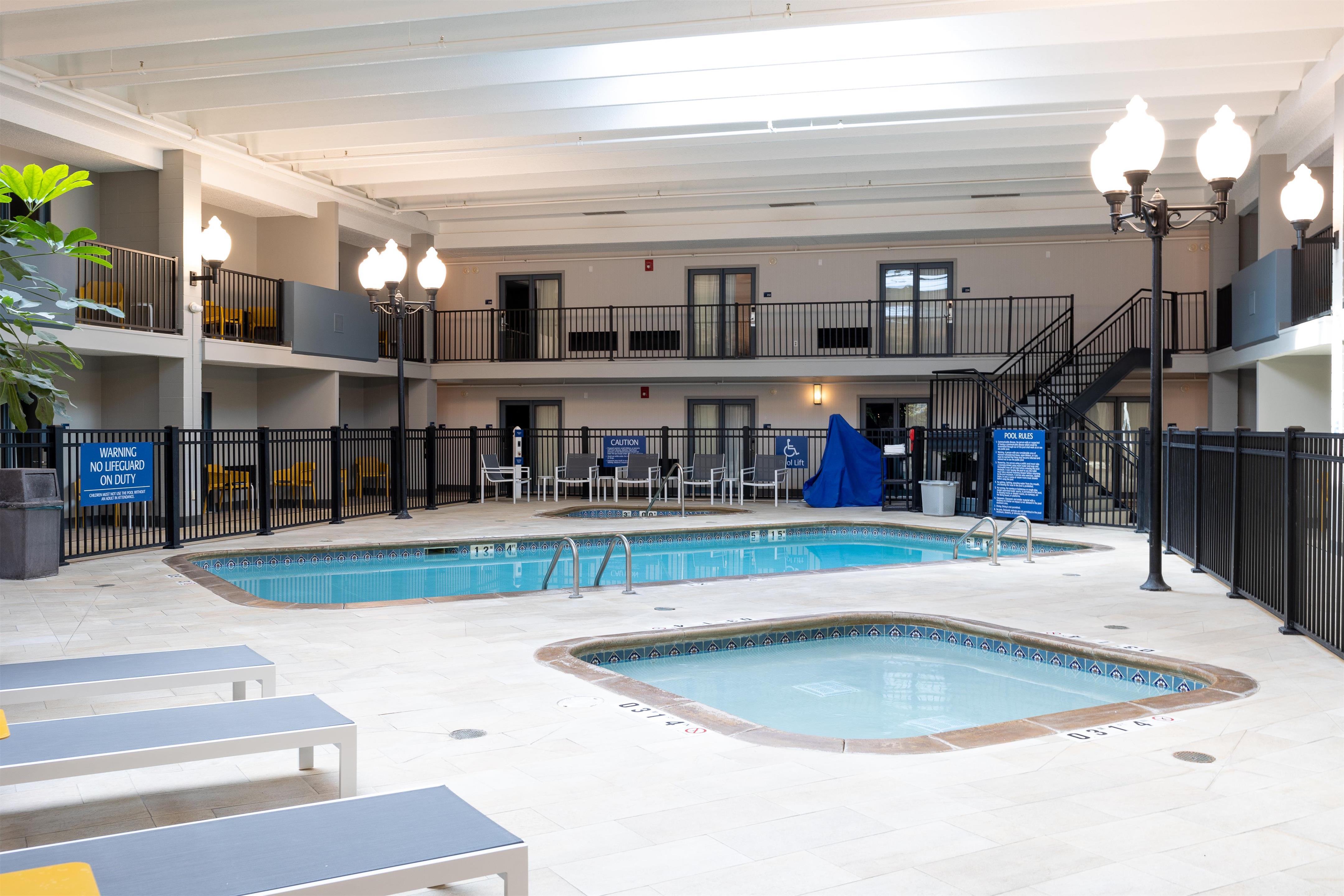 Pool | DoubleTree by Hilton Austin, MN