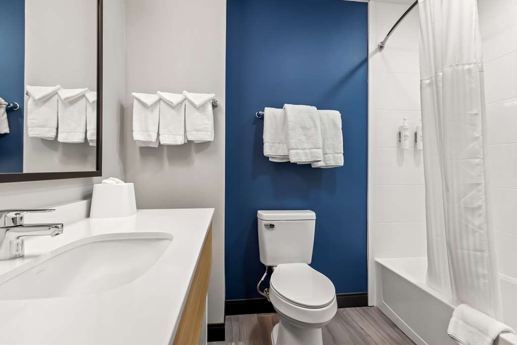 SPARK BY HILTON CATOOSA TULSA-guestroom-Guest Room,Bathroom,On-Site.jpg