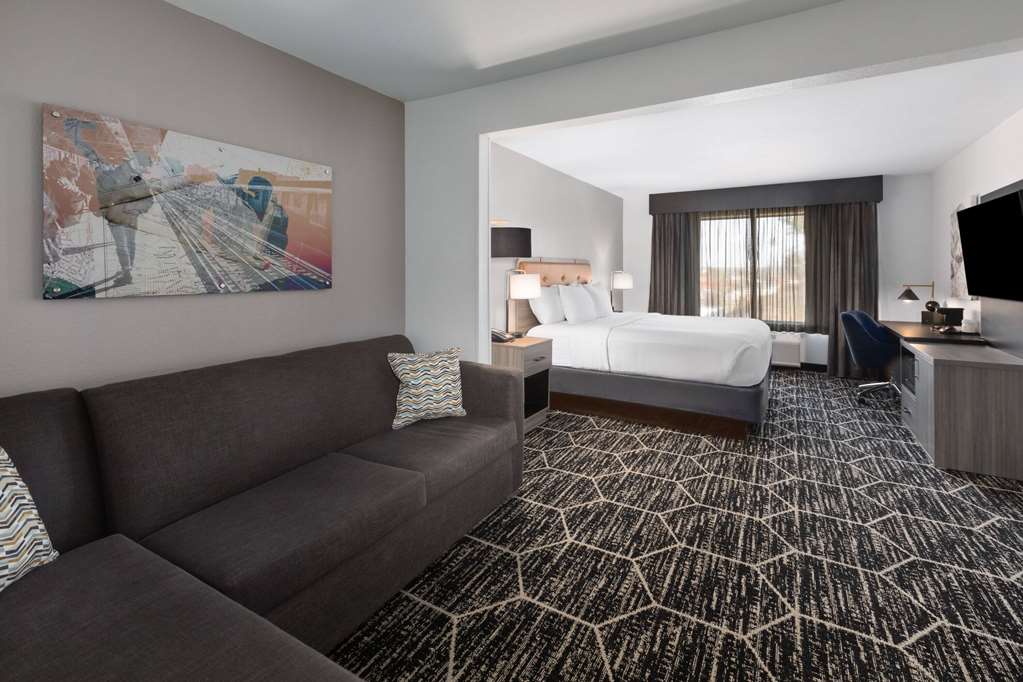 LA QUINTA INN & SUITES BY WYNDHAM M-guestroom-Guest Room,Suite,On-Site.jpg
