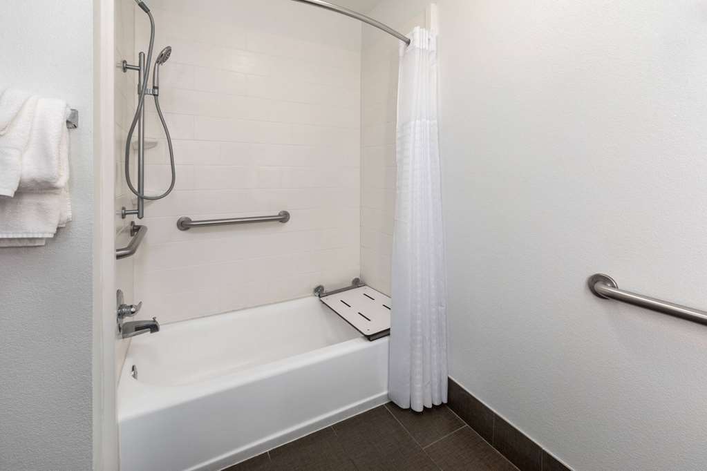 LA QUINTA INN & SUITES BY WYNDHAM M-guestroom-Guest Room,Bathroom,Accessibility,On-Site.jpg