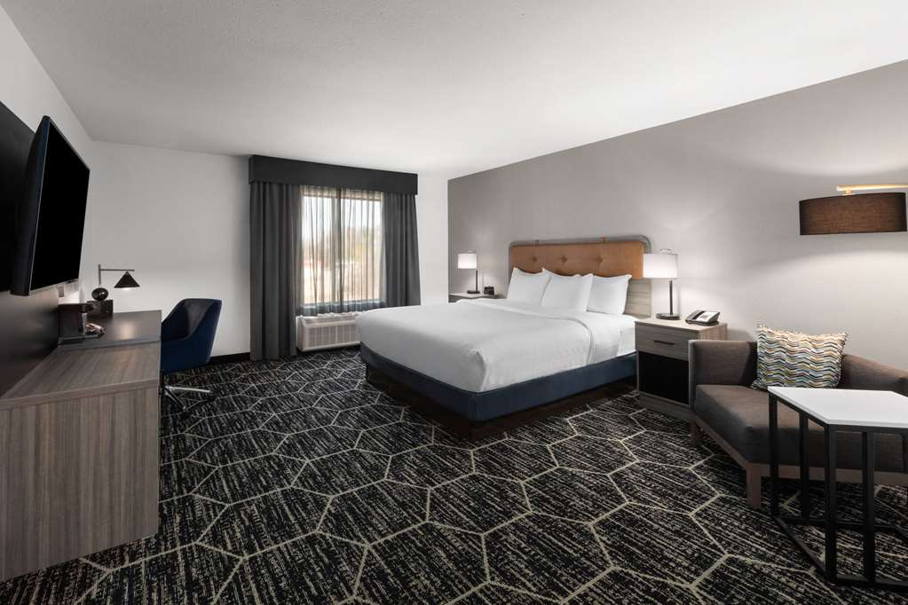 LA QUINTA INN & SUITES BY WYNDHAM M-guestroom-Guest Room,On-Site.jpg