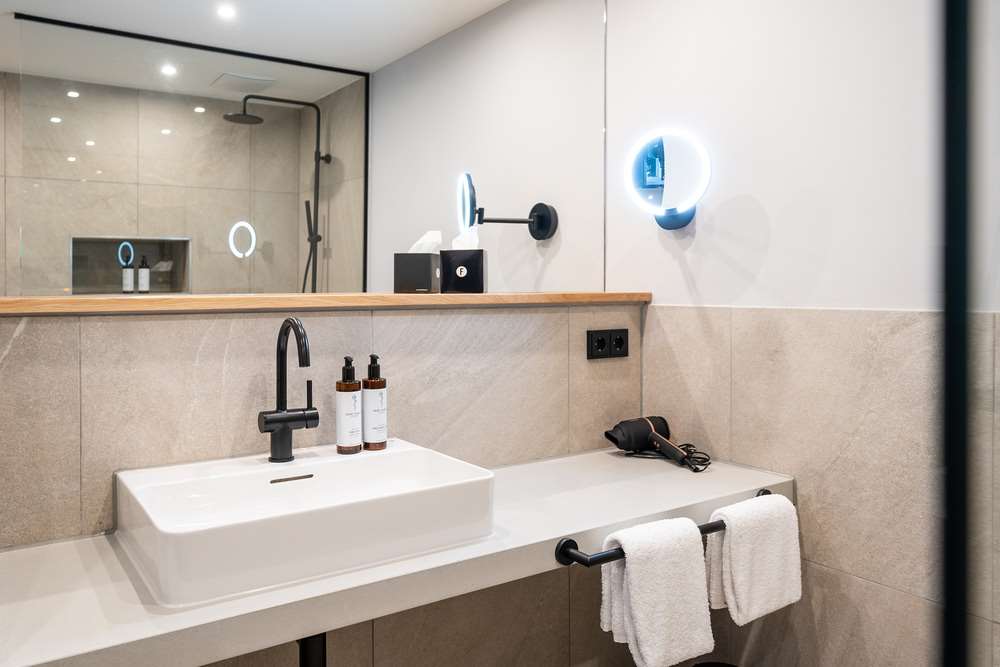 BLACK F TOWER-guestroom-Guest Room,Bathroom,Suite,On-Site.jpg