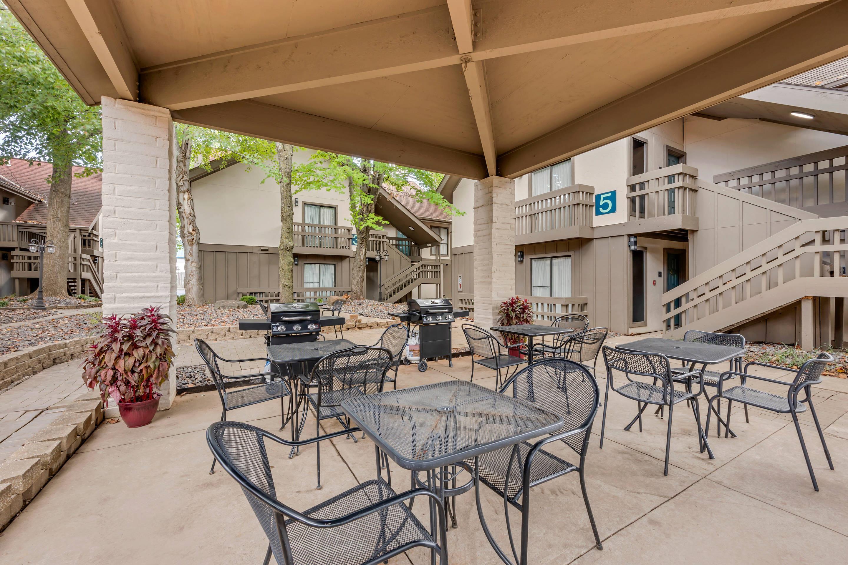 Barbecue area | MainStay Suites Springfield South - Battlefield Rd