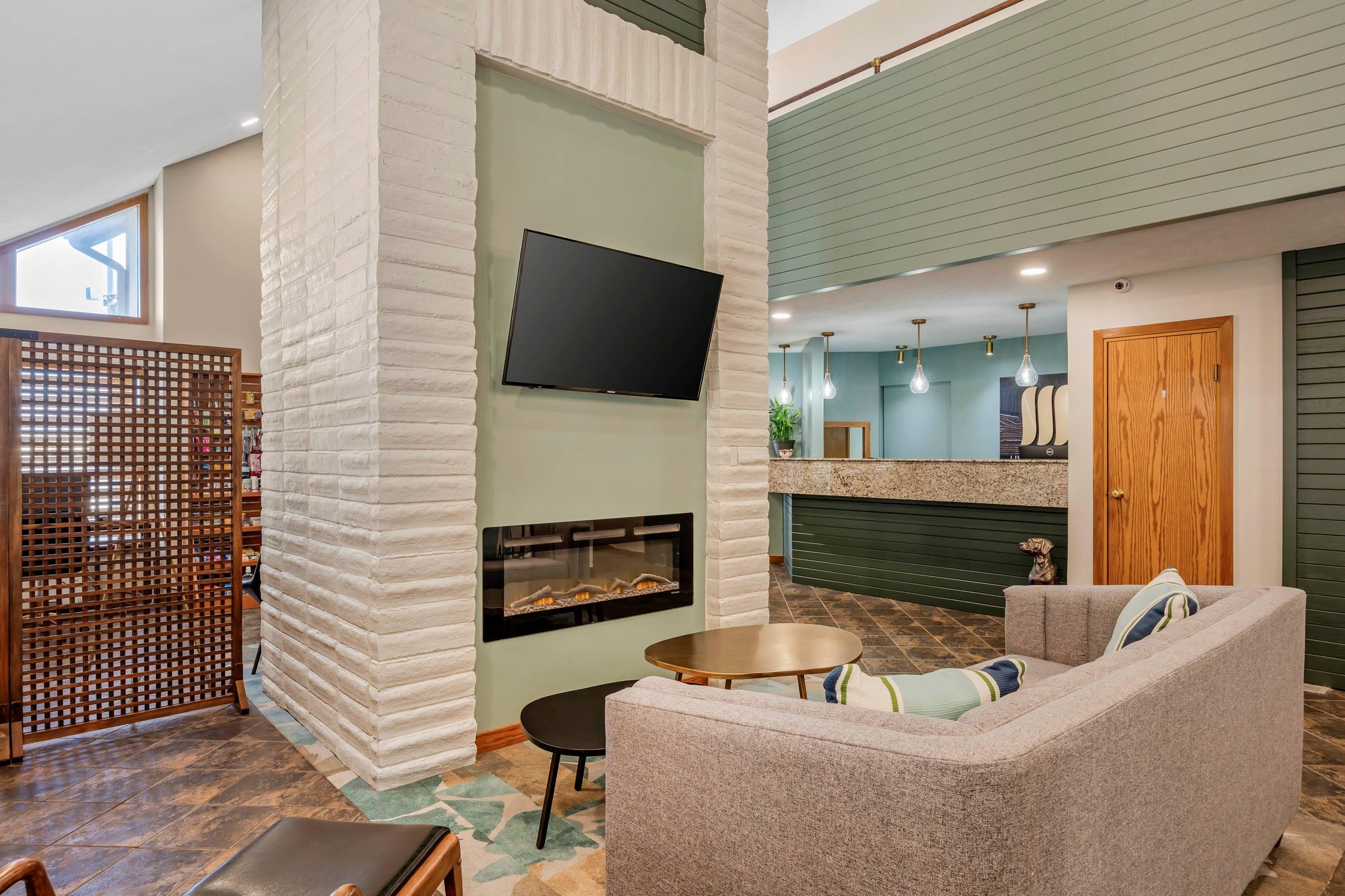 Lobby with sitting area | MainStay Suites Springfield South - Battlefield Rd