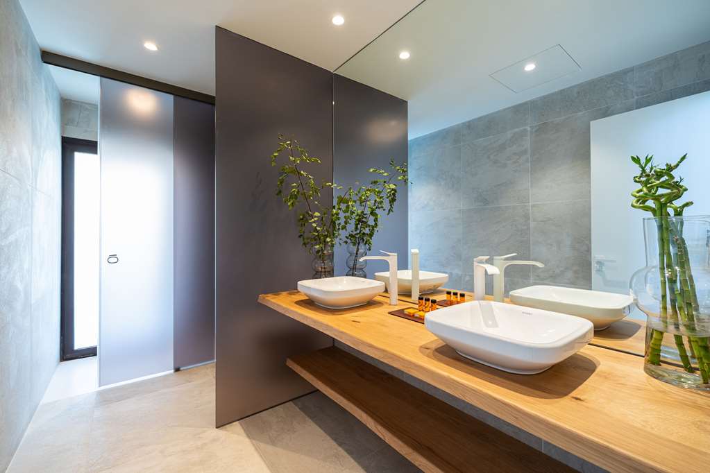 LEIRO RESIDENCES-guestroom-Guest Room,Bathroom,On-Site.jpg