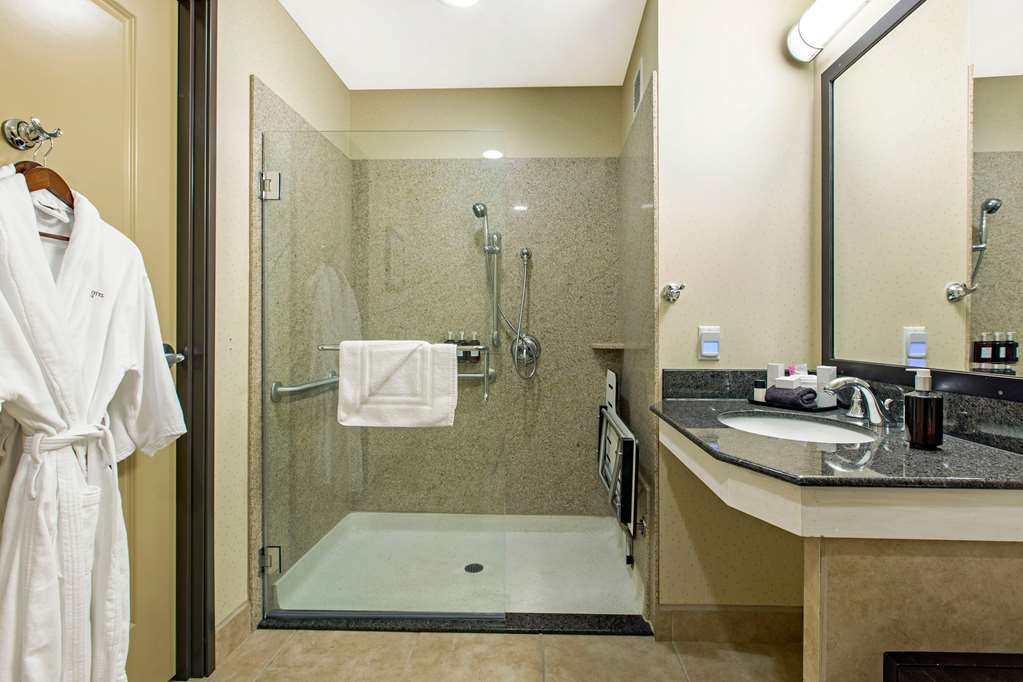 THE OAKS HOTEL AND SUITES-guestroom-Guest Room,Bathroom,On-Site.jpg