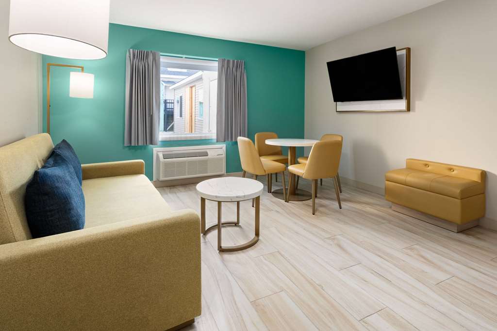 THE VIBES HOTEL TRADEMARK COLL-guestroom-Guest Room,Suite,On-Site.jpg