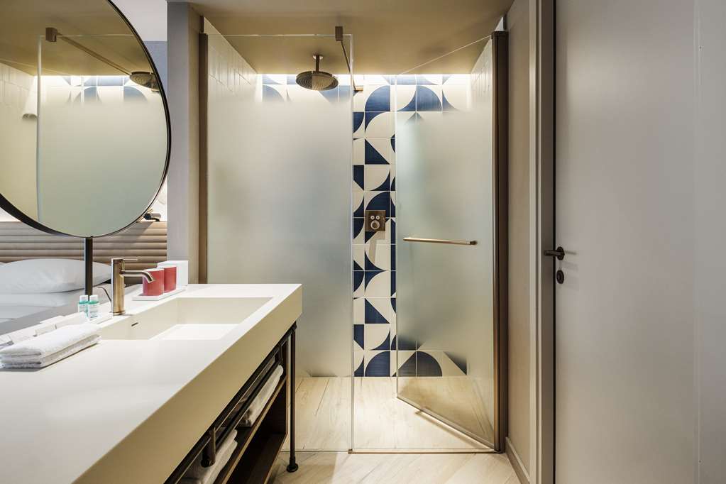 HYATT CENTRIC MALTA-guestroom-Guest Room,Bathroom,On-Site.jpg