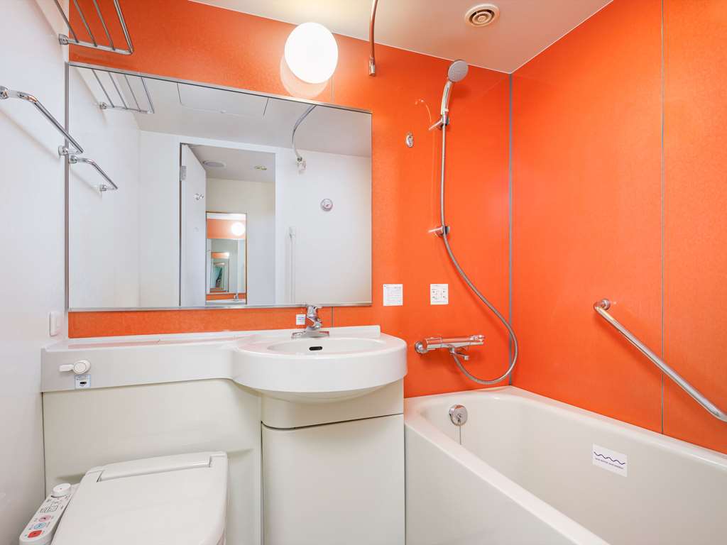 COMFORT INN CHIBA HAMANO-guestroom-Guest Room,Bathroom,On-Site.jpg