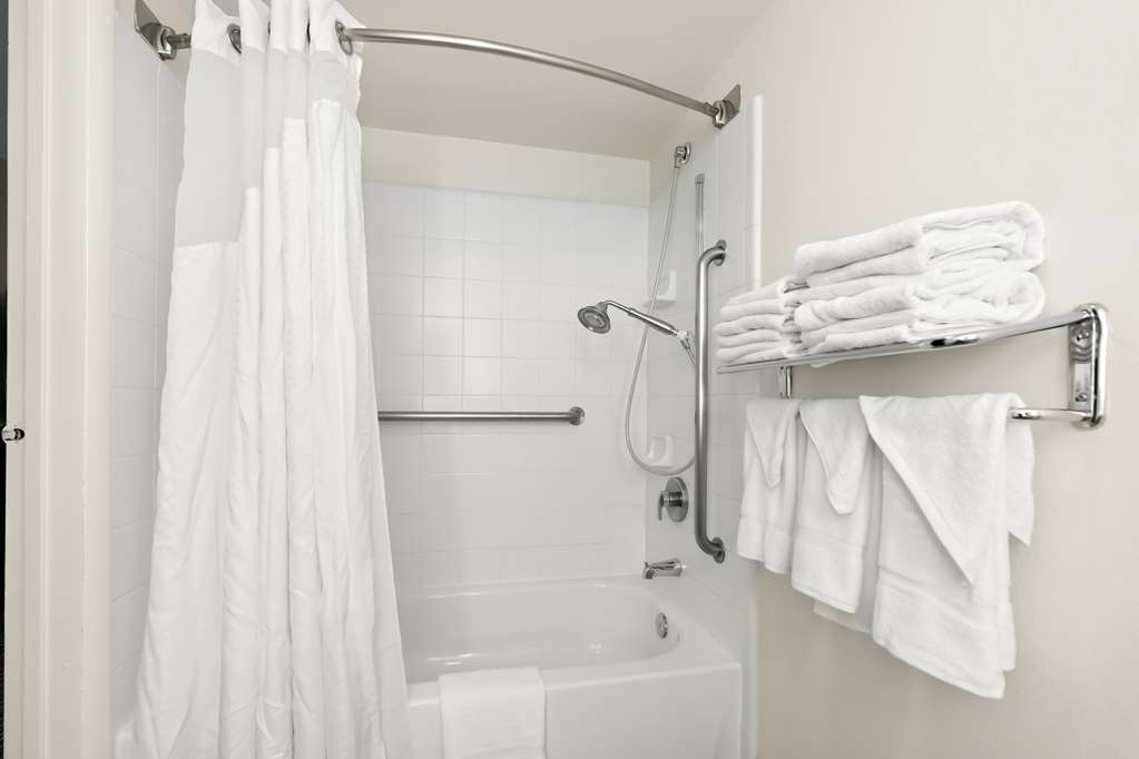 SE ATLANTIC CITY WEST-guestroom-Guest Room,Bathroom,On-Site.jpg