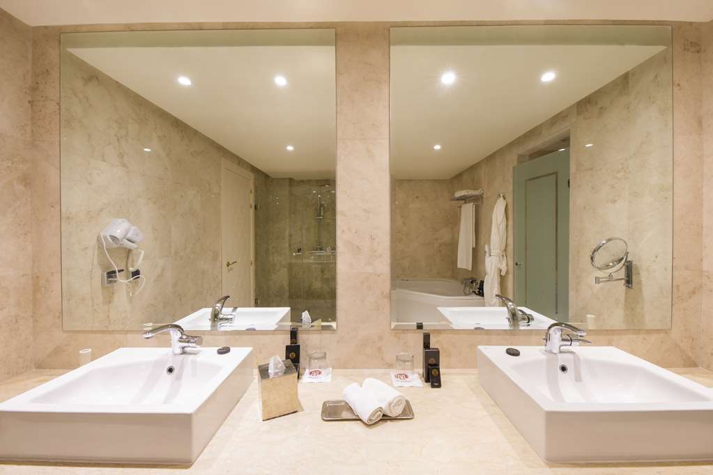 DBLTREE BY HILTON CASABLANCA-guestroom-Guest Room,Bathroom,On-Site.jpg
