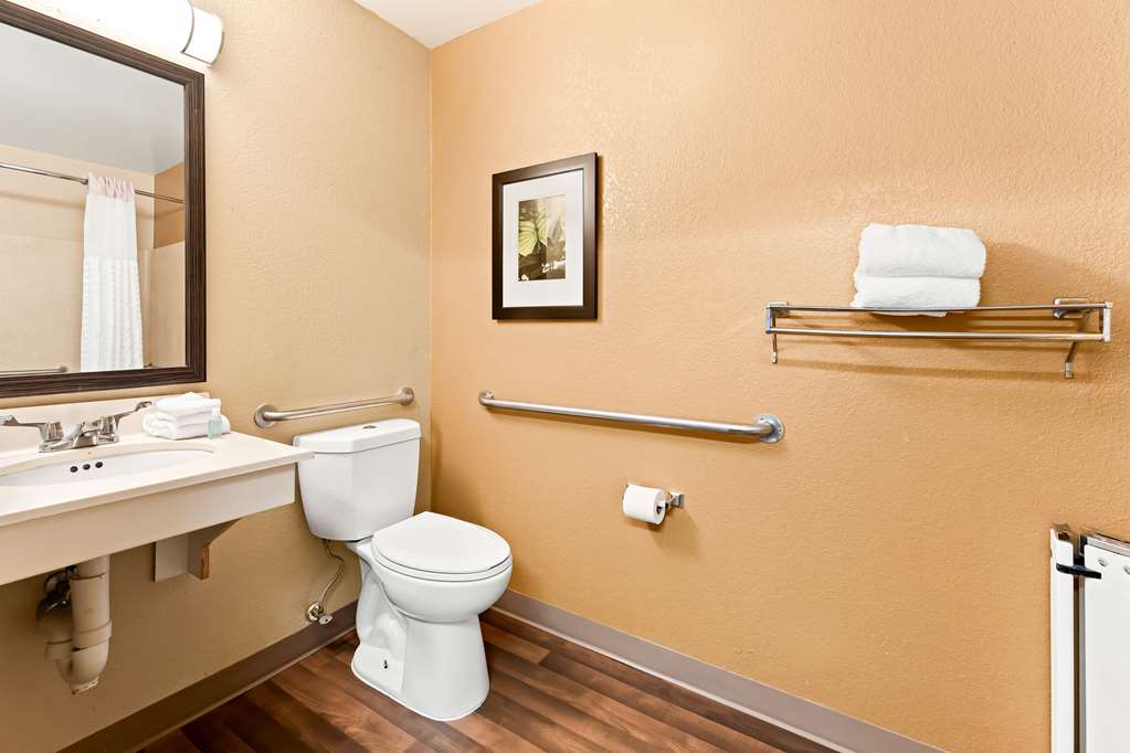SUBURBAN STUDIOS COLUMBUS BRADLEY P-guestroom-Guest Room,Bathroom,On-Site.jpg