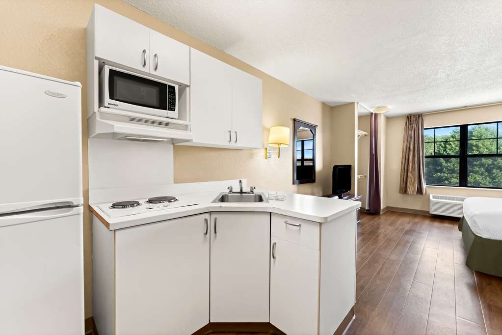 SUBURBAN STUDIOS COLUMBUS BRADLEY P-guestroom-Guest Room,On-Site.jpg