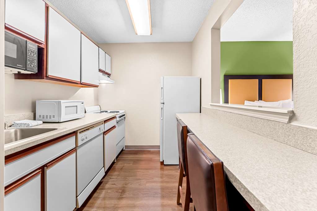 SUBURBAN STUDIOS MACON NORTH-guestroom-Guest Room,On-Site.jpg