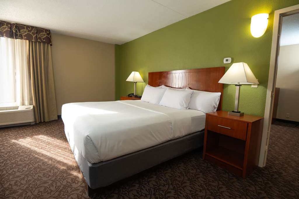 QUALITY INN AND SUITES DOWNTOWN MAN-guestroom-Guest Room,Suite,On-Site.jpg