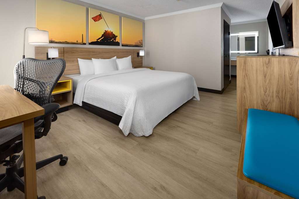 DAYS INN BY WYNDHAM HINESVILLE NEAR-guestroom-Guest Room,On-Site.jpg