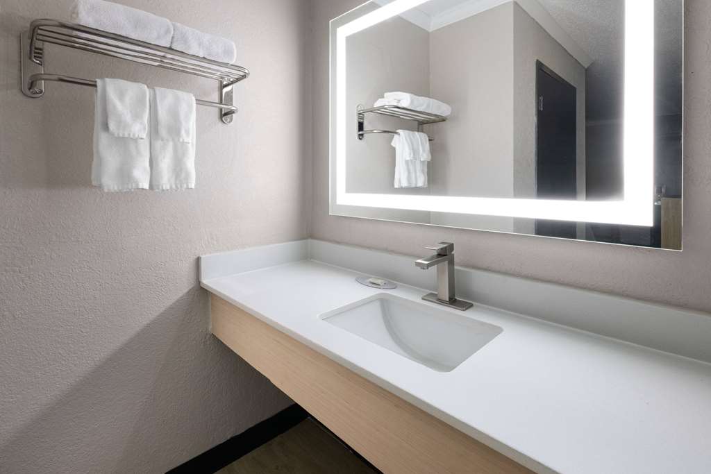 DAYS INN BY WYNDHAM HINESVILLE NEAR-guestroom-Guest Room,Bathroom,On-Site.jpg