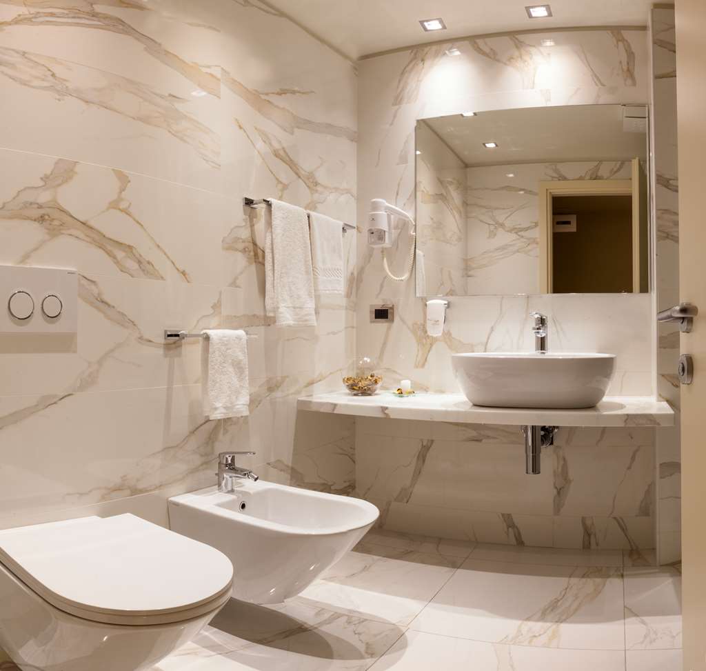 HOTEL TOURING FERRARA-guestroom-Guest Room,Bathroom,On-Site.jpg