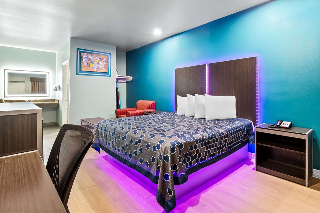 ECONO LODGE INN AND SUITES CHANNELV-guestroom-Guest Room,On-Site.jpg