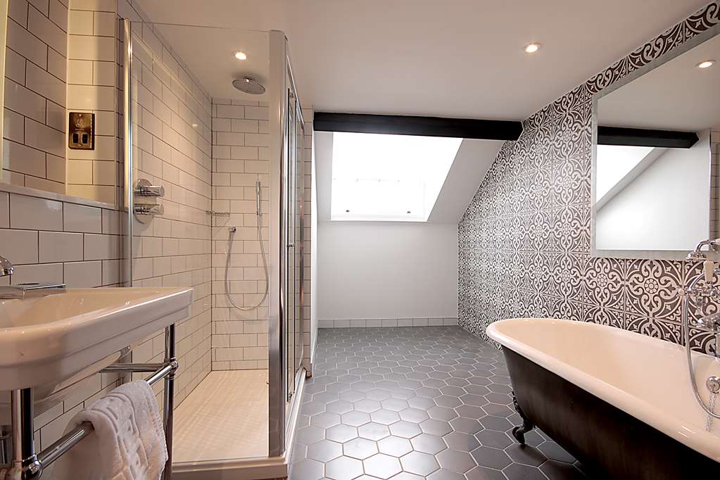 ELMBANK YORK, TAPESTRY BY HILTON-guestroom-Guest Room,Bathroom,On-Site.jpg