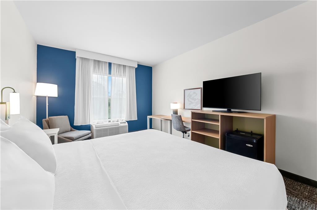SPARK BY HILTON VICTORIA-guestroom-Guest Room,On-Site.jpg