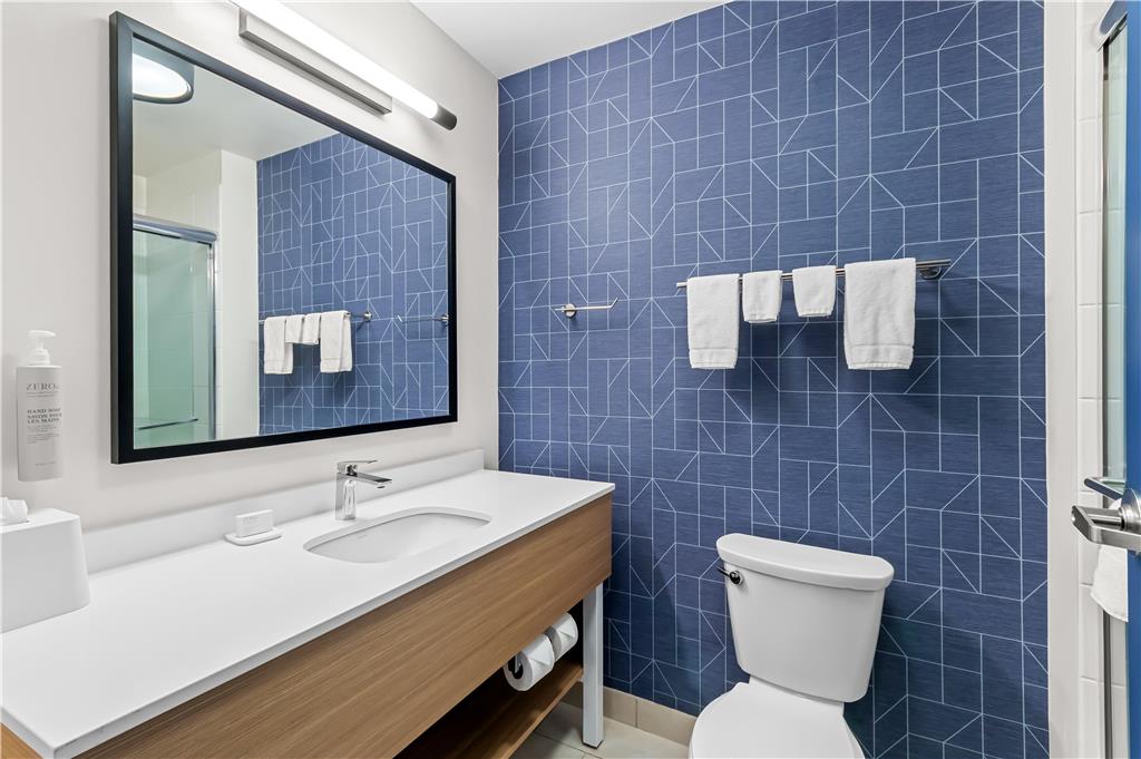 SPARK BY HILTON VICTORIA-guestroom-Guest Room,Bathroom,On-Site.jpg