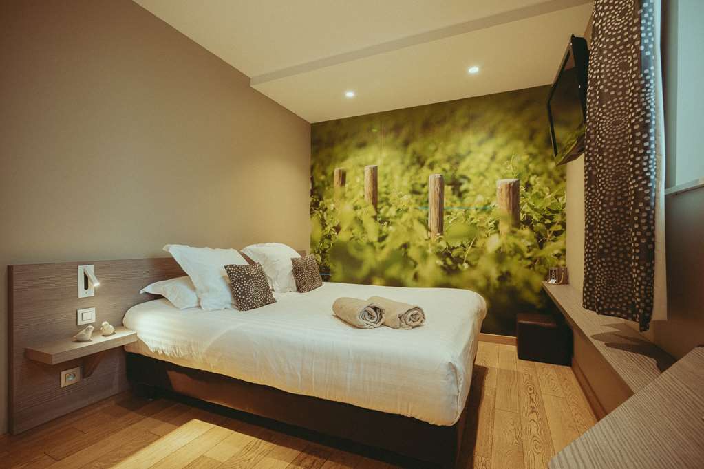 AUBERGE DE CLOCHEMERLE-guestroom-Guest Room,On-Site.jpg