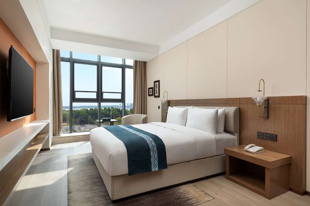 DAYS INN BY WYNDHAM LINYI YIHE NEW-guestroom-Guest Room,On-Site.jpg