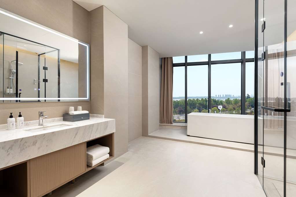 DAYS INN BY WYNDHAM LINYI YIHE NEW-guestroom-Bathroom,Suite,On-Site.jpg