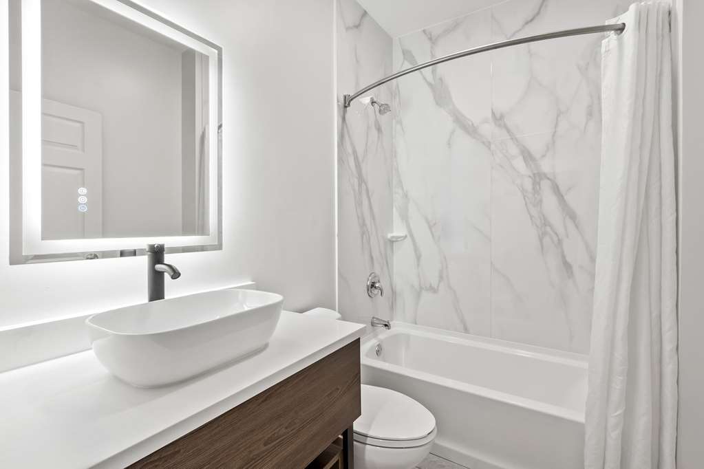 QUALITY INN AND SUITES  COLUMBIA HA-guestroom-Guest Room,Bathroom,On-Site.jpg
