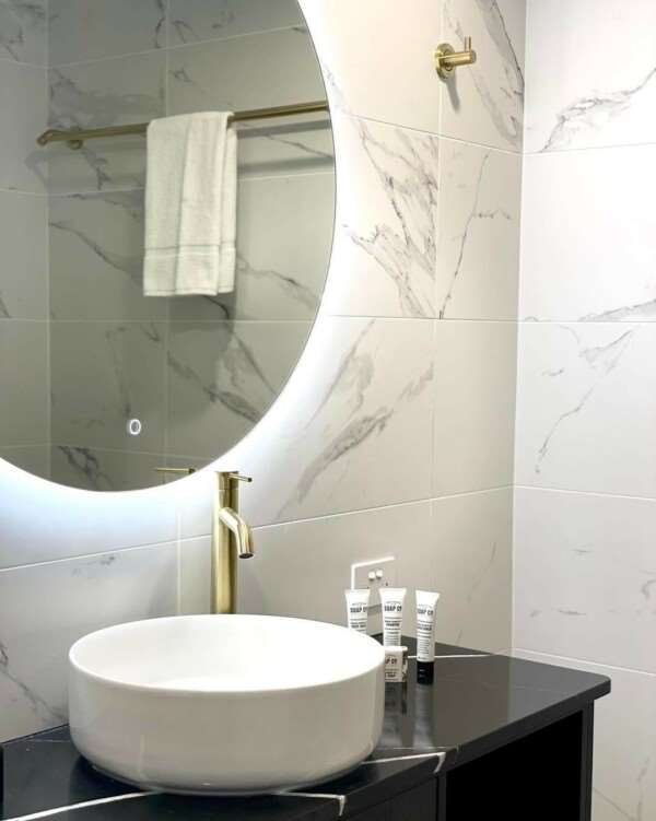 THE BENSON HOTEL-guestroom-Guest Room,Bathroom,On-Site.jpg