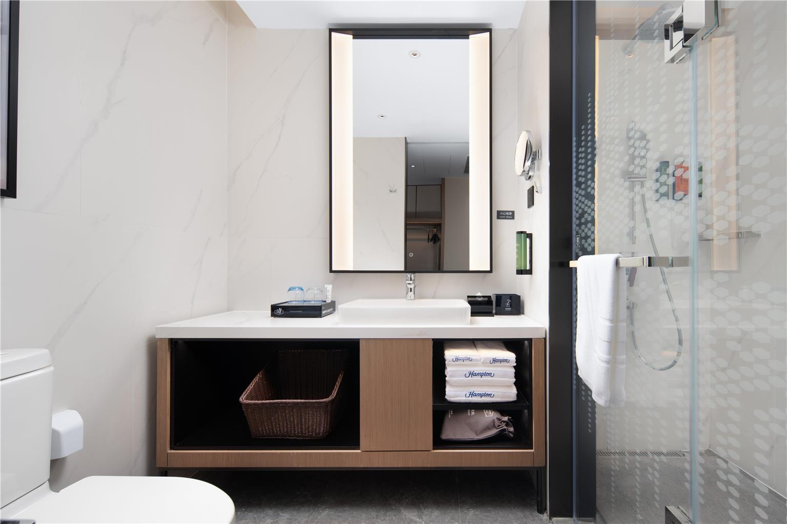 HAMPTON YANTAI PENGLAI PAVILION-guestroom-Guest Room,Bathroom,On-Site.jpg