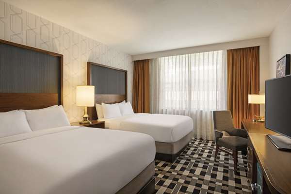 2 QUEEN BEDS