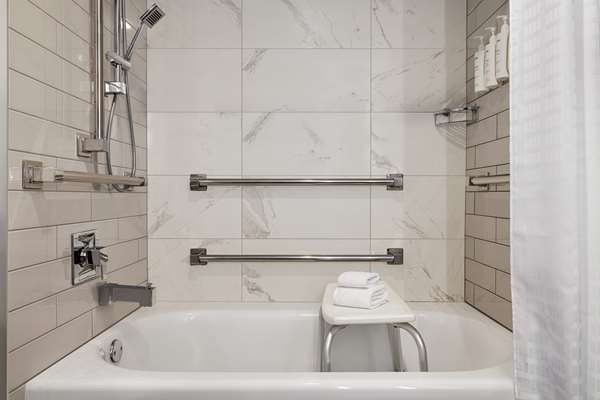 1 KG BED CITY/PARK VIEW SPA INSPIRED BATHROOM