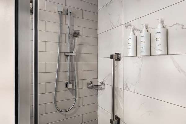 1 KG BED CITY/PARK VIEW SPA INSPIRED BATHROOM
