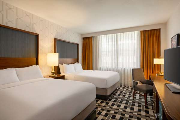 2 QUEEN BEDS