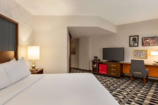 JUNIOR SUITE 1 KING BED LARGE LIVING AREA