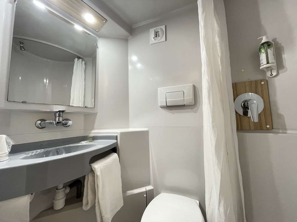KYRIAD ECO LILLE SUD NOYELLES GOD-guestroom-Guest Room,Bathroom,On-Site.jpg